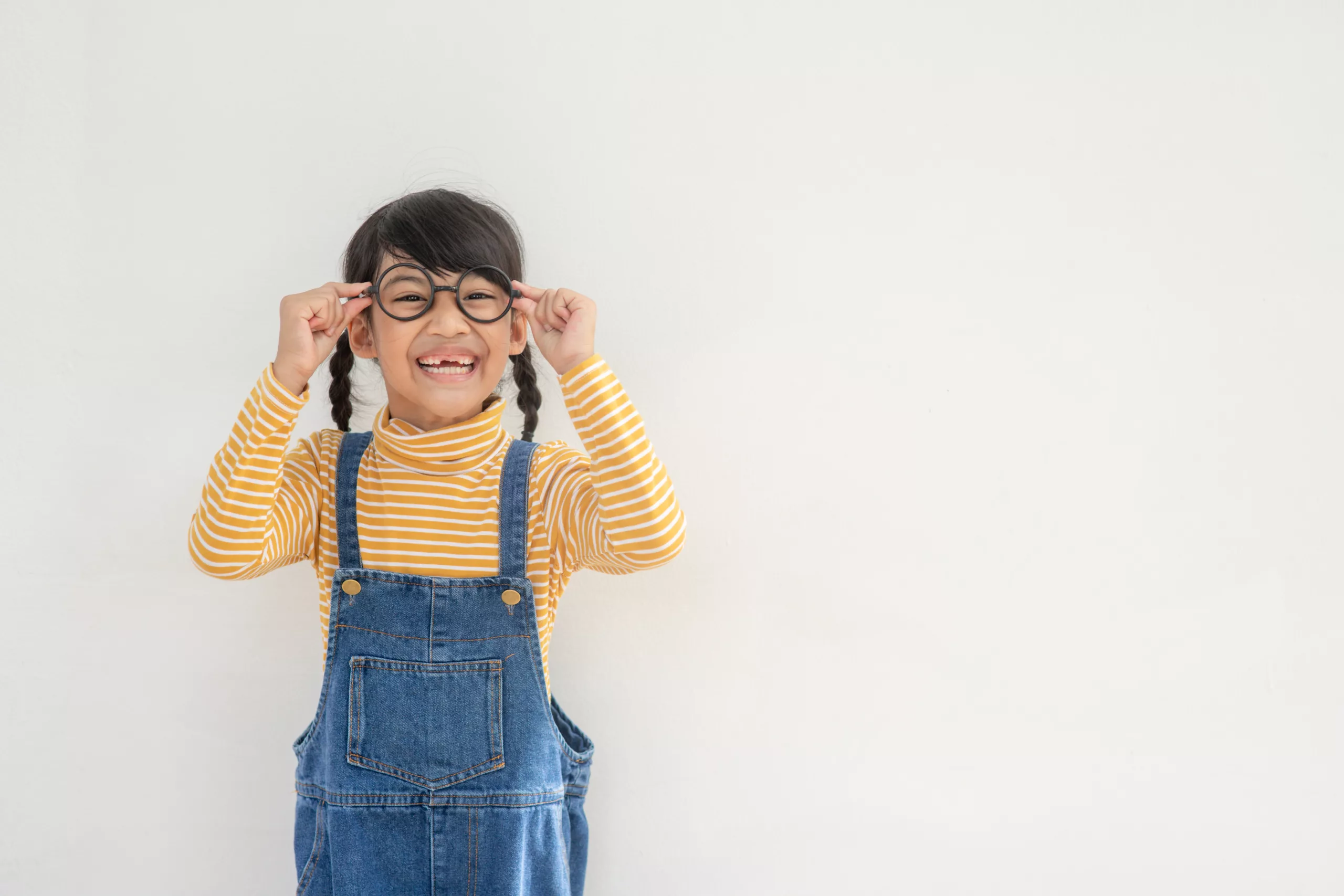 3 Signs That Your Child Needs To Wear Glasses