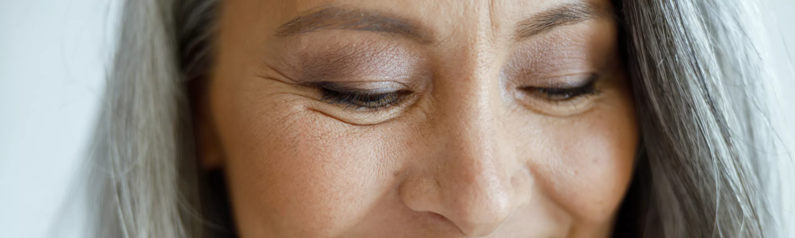 What to Know About Oily Eyelids: Causes, Symptoms & Solutions